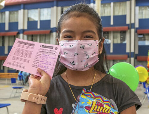Guarde y proteja su carné de vacunación
